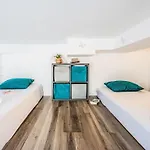 J6 174 L'esquinade By Interhome