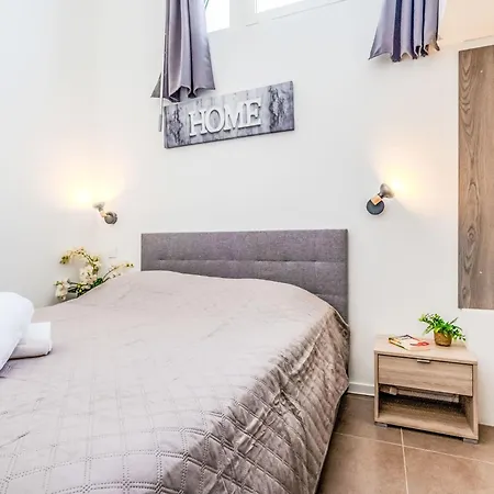 J6 174 L'esquinade By Interhome