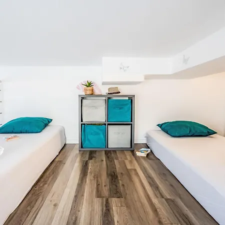 J6 174 L'esquinade By Interhome